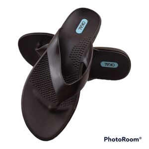 OKA b. Elle Brown PVC Rubber Round Toe Thong Slip On Flat Flop Sandal Shoe